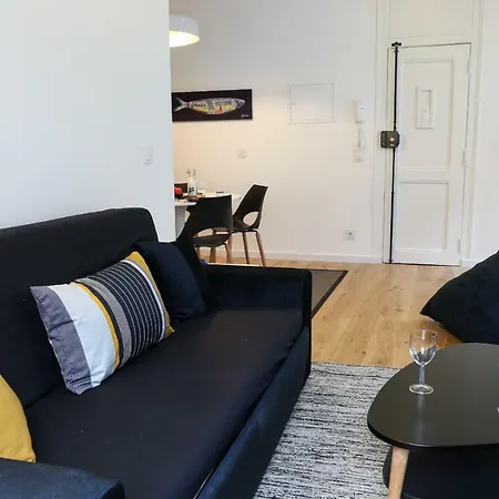 Modern And Central 10 By Lisbonne Collection *